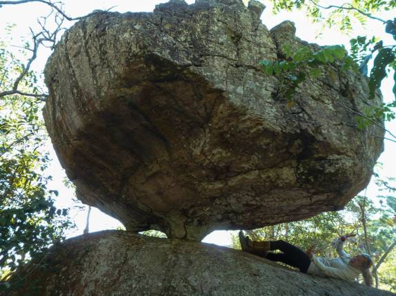 Arriscando-se sob uma gigantesca rocha na Chapada dos Guimarães, em Mato Grosso